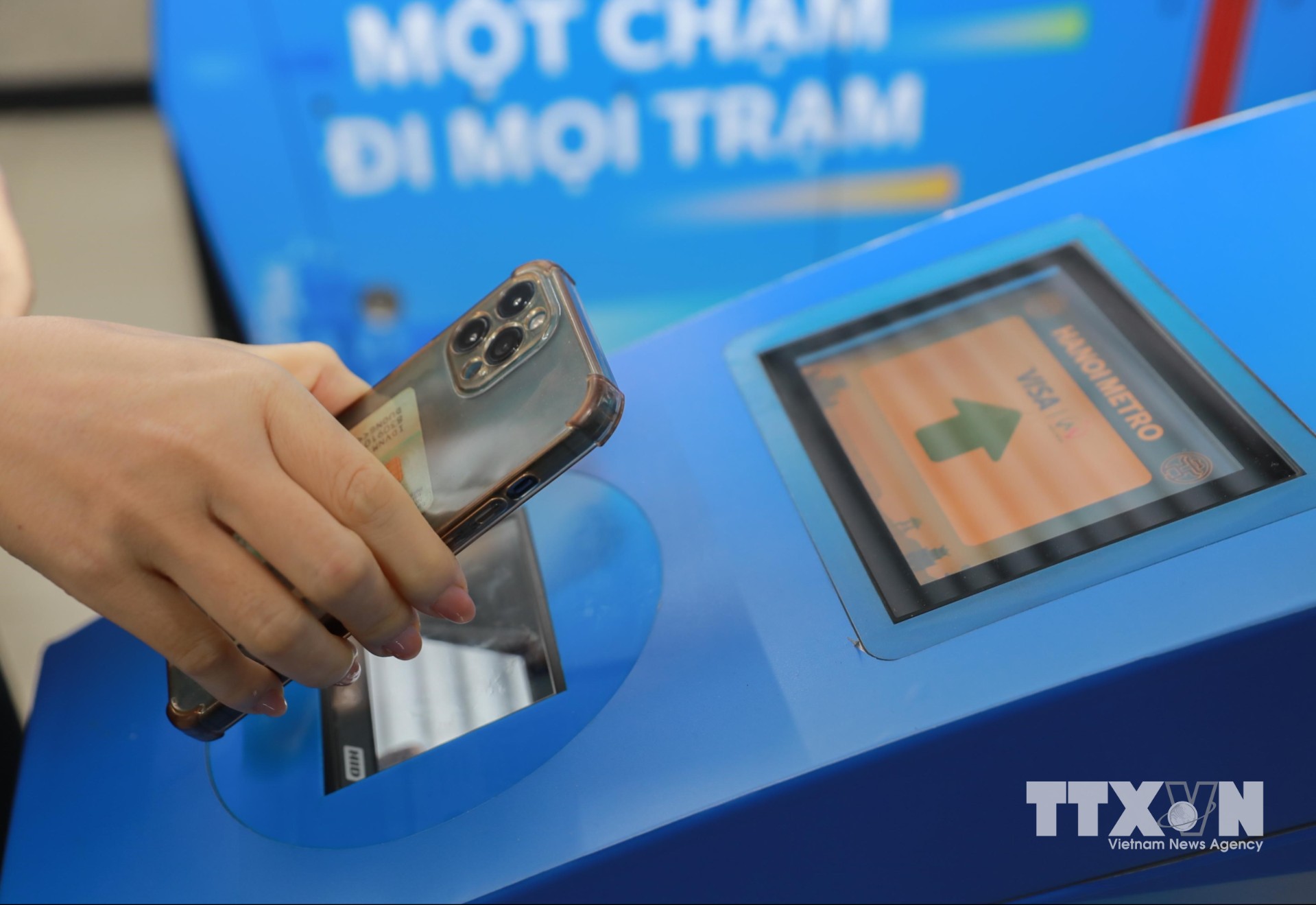 Hệ thống soát vé tự động ứng dụng định danh, xác thực điện tử, nhận diện sinh trắc học và thanh toán không dùng tiền mặt đối với hành khách trên tuyến đường sắt Cát Linh – Hà Đông. (Ảnh: Phan Phương/TTXVN)